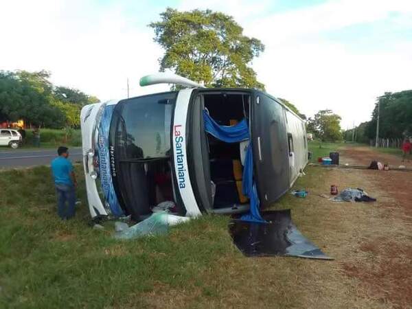 Dos heridos graves al volcarse bus de larga distancia en San Pedro - Megacadena - Diario Digital