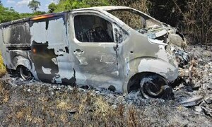 Hallan una furgoneta totalmente incinerada en Minga Guazú – Prensa 5