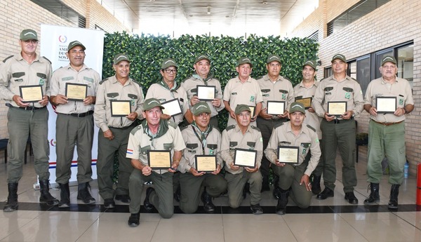 MADES condecora a 15 guardaparques por su trayectoria y proteger la riqueza natural del Paraguay - .::Agencia IP::.