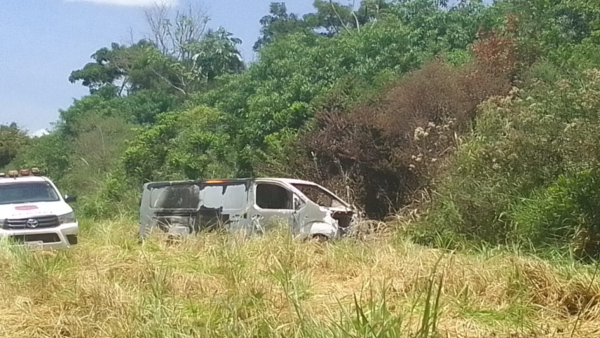 Hallan vehículo incinerado que estaría involucrado en el mega asalto a cambistas - trece