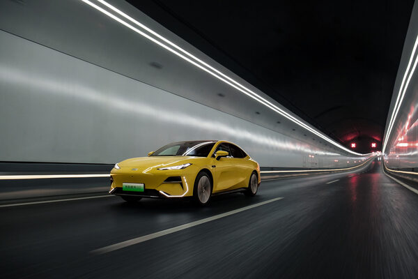 Geely marca un hito en la movilidad el茅ctrica con el lanzamiento del revolucionario Yinhe E8 - Revista PLUS