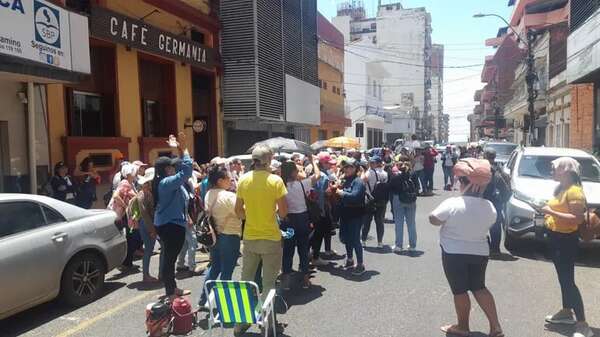 Maestras mochileras y psicólogas reclaman al ministro de Educación que se concreten sus contratos  - Nacionales - ABC Color