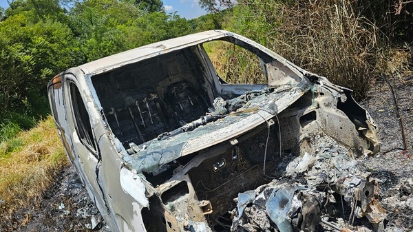 Encuentran furgoneta incinerada en Minga Guazú - Noticias Paraguay