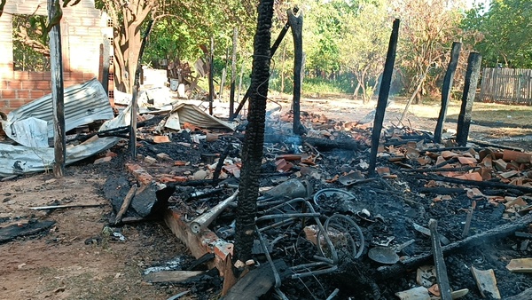 Abuelito de 86 años queda en la calle tras devastador incendio en su hogar