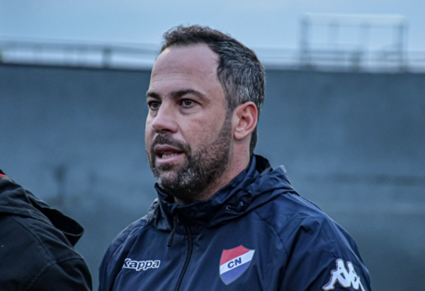 Nacional podría debutar en la Libertadores sin su director técnico