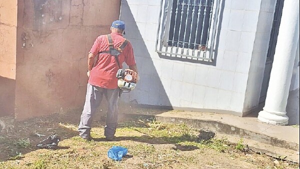 Oviedo: Se ponen las pilas en erradicar criaderos de dengue
