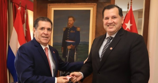 El cartismo ficha a un referente "anti globalista" que trajo a Milei a Paraguay y se acerca a las tesis libertarias