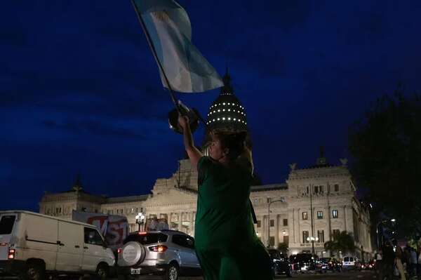 Mercados en Argentina reaccionan negativamente al traspié de Milei en el Congreso - Mundo - ABC Color