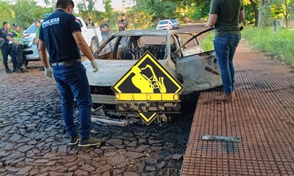 Asaltan a cambista y queman automóvil en su huida