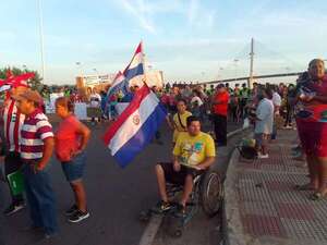 Damnificados cierran Cañadón Chaqueño y avenida Costanera - Nacionales - ABC Color