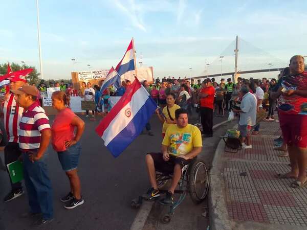 Damnificados cierran Cañadón Chaqueño y avenida Costanera - Nacionales - ABC Color