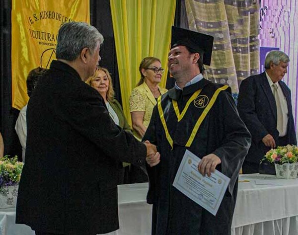 UPE fue anfitriona en ceremonia de graduación de profesionales de la Lengua Guaraní | DIARIO PRIMERA PLANA
