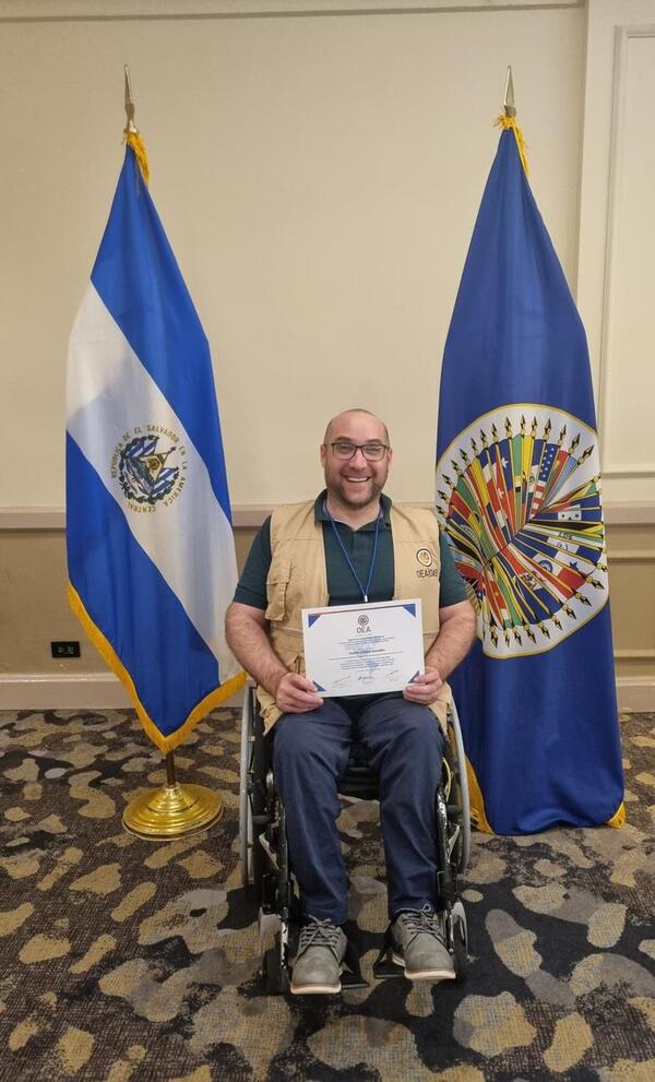 Superando barreras: Teo Urbieta inspira con su misión y superación como observador electoral de la OEA - .::Agencia IP::.