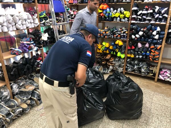 Incautan prendas y calzados falsificados en dos locales comerciales en Encarnación