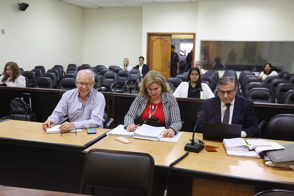 Ante falta de comparecencia de la defensa se suspende juicio oral contra exministro | 1000 Noticias