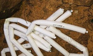 Niños jugaban con explosivos banana en gel cerca del río