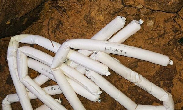 Niños jugaban con explosivos banana en gel cerca del río