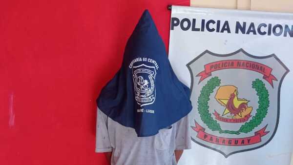 Atacó a su expareja y la apuñaló en plena calle