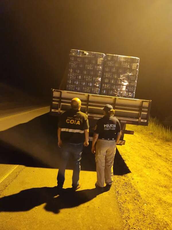 Incautan en Alberdi un camión repleto de paquetes de cerveza que serían de contrabando - Policiales - ABC Color