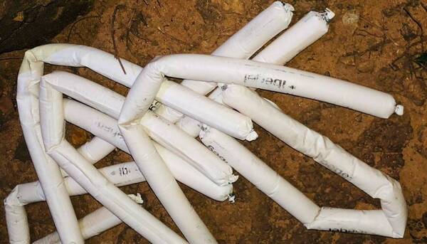 ¡Hesúkena! peques llegaron a jugar con explosivos bananas en gel encontrados a orillas del río
