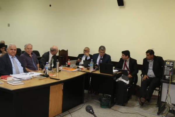 Postergan juicio del exministro Walter Bower y otros procesados por tortura
