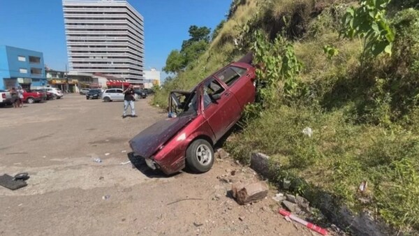 Insólito: un auto desbarrancó en Uruguay y cayó en Brasil
