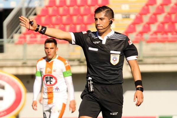 ¿Un ejemplo a copiar? En el fútbol chileno chutan a árbitros por “bajo rendimiento”