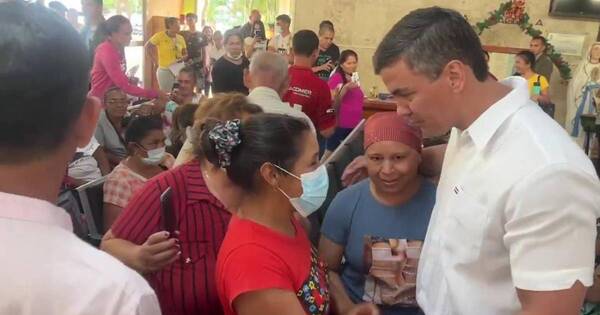 La Nación / Santiago Peña visitó a pacientes del Incan