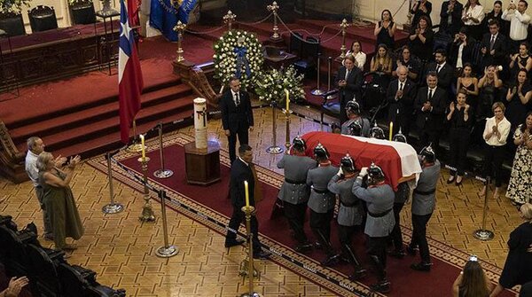 Chilenos despiden a Piñera; murió por asfixia por sumersión tras caer al lago