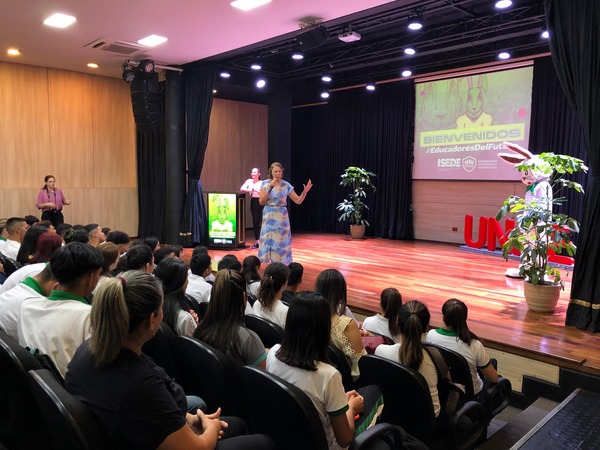 Estudiantes de primer año reciben cálida bienvenida en el ISEDE!