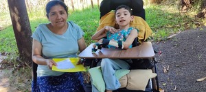 “Madre de niño con parálisis cerebral ofrece helados para costear estudio médico