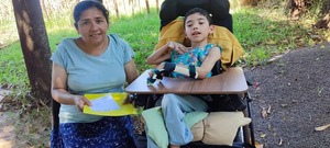 Madre de niño con parálisis cerebral ofrece helados para costear estudio médico