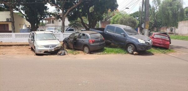 Concejales proponen retiro de vehículos chatarras de las calles y veredas