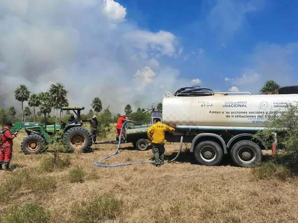 SEN envió camión cisterna de 20.000 litros para combatir incendios forestales - Nacionales - ABC Color