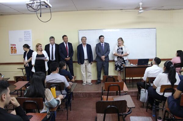 Ministro Santander presidió jornada de evaluación de conocimientos en Paraguarí