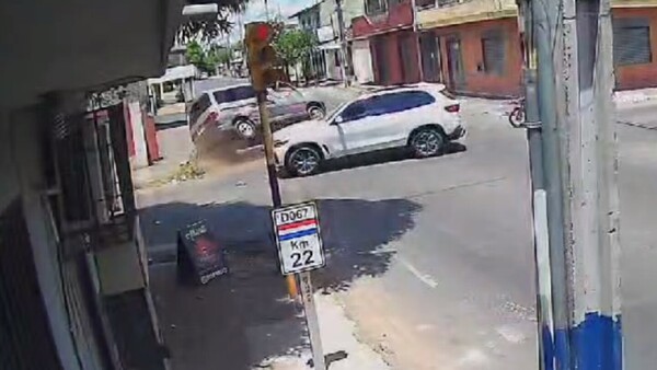 Chofer cruza semáforo en rojo y causa accidente en Luque