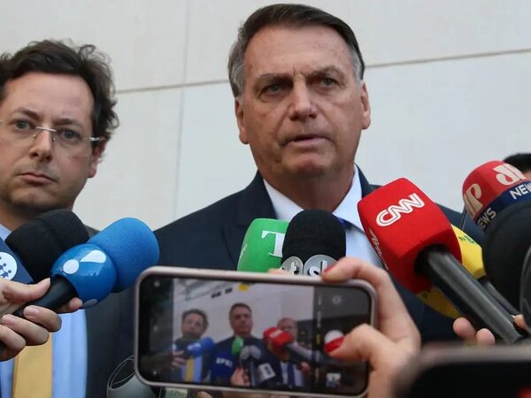 La Policía brasileña retira el pasaporte a Jair Bolsonaro