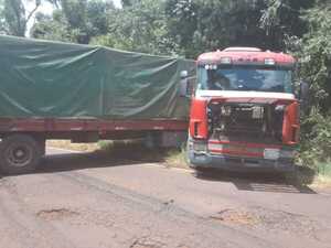 CAMIÓN ACCIDENTADO CIERRA TEMPORALMENTE EL TRANSITO EN VACAY KM. 20 - Itapúa Noticias