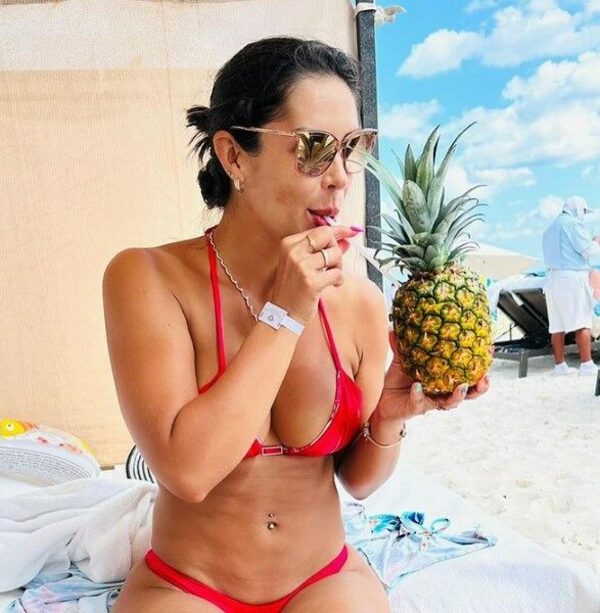 Top peló cuero y pureó su ombligo en plenas vacaciones