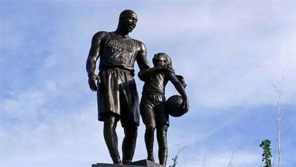 Los Angeles Lakers presentan la estatua en honor a Kobe Bryant