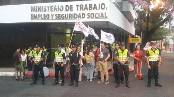 Fuga de amoniaco: trabajadores exigen que se tomen medidas para garantizar seguridad laboral - Nacionales - ABC Color