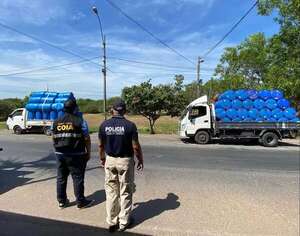 Controles en el puesto de Vista Alegre resultaron en la incautación de gran cantidad de productos de contrabando - Policiales - ABC Color