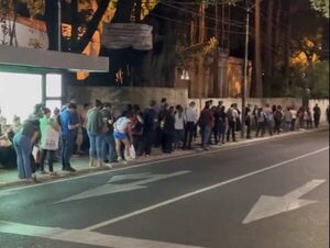 Conductores, estudiantes y pasajeros protestan por el mal servicio del transporte público · Radio Monumental 1080 AM