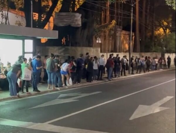 Conductores, estudiantes y pasajeros protestan por el mal servicio del transporte público · Radio Monumental 1080 AM