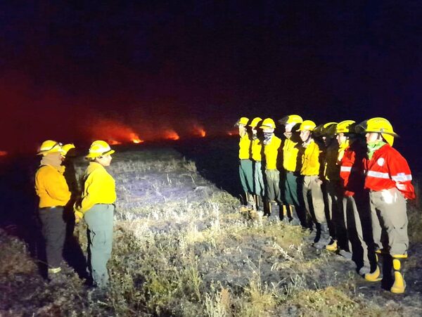 Bomberos de Carapeguá piden ayuda ante la ola de incendios forestales en Paraguarí · Radio Monumental 1080 AM