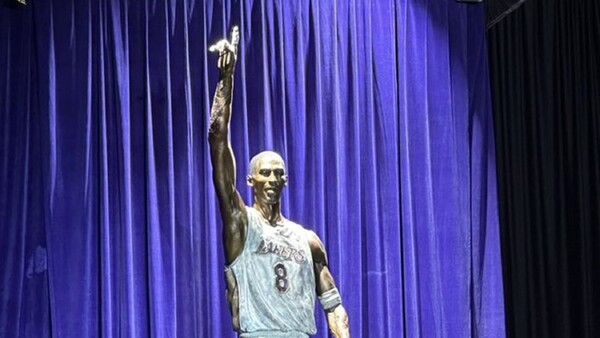 Los Lakers inauguran la estatua de Kobe Bryant
