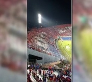 Policía desmiente que hinchas intentaron desplegar bandera de Rotela - Paraguay.com