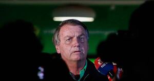 La Nación / Bolsonaro entrega pasaporte