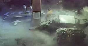Diario HOY | VIDEO| Cargaba gas en una estación de servicio, su auto explotó y causó una lluvia de cocaína