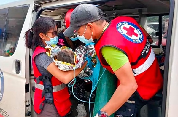 Milagro en Filipinas: rescatan con vida a niña y bebé atrapados por un alud - Unicanal